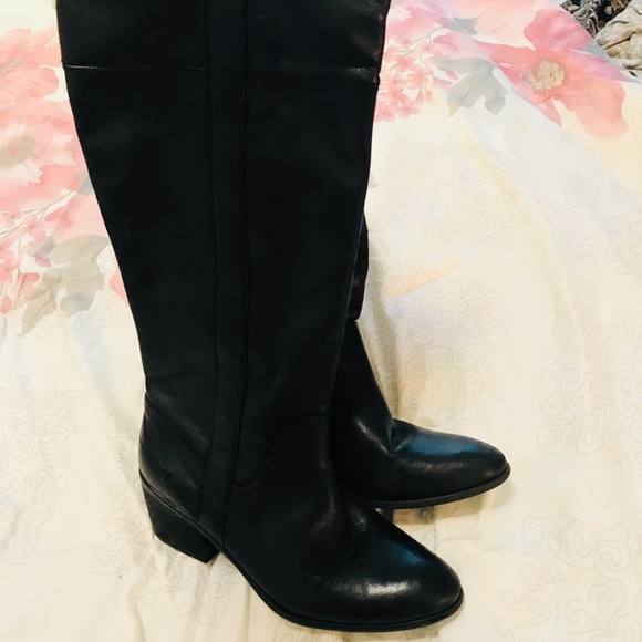 Beautiful Vince Camuto zip up leather boots - Picture 4 of 4